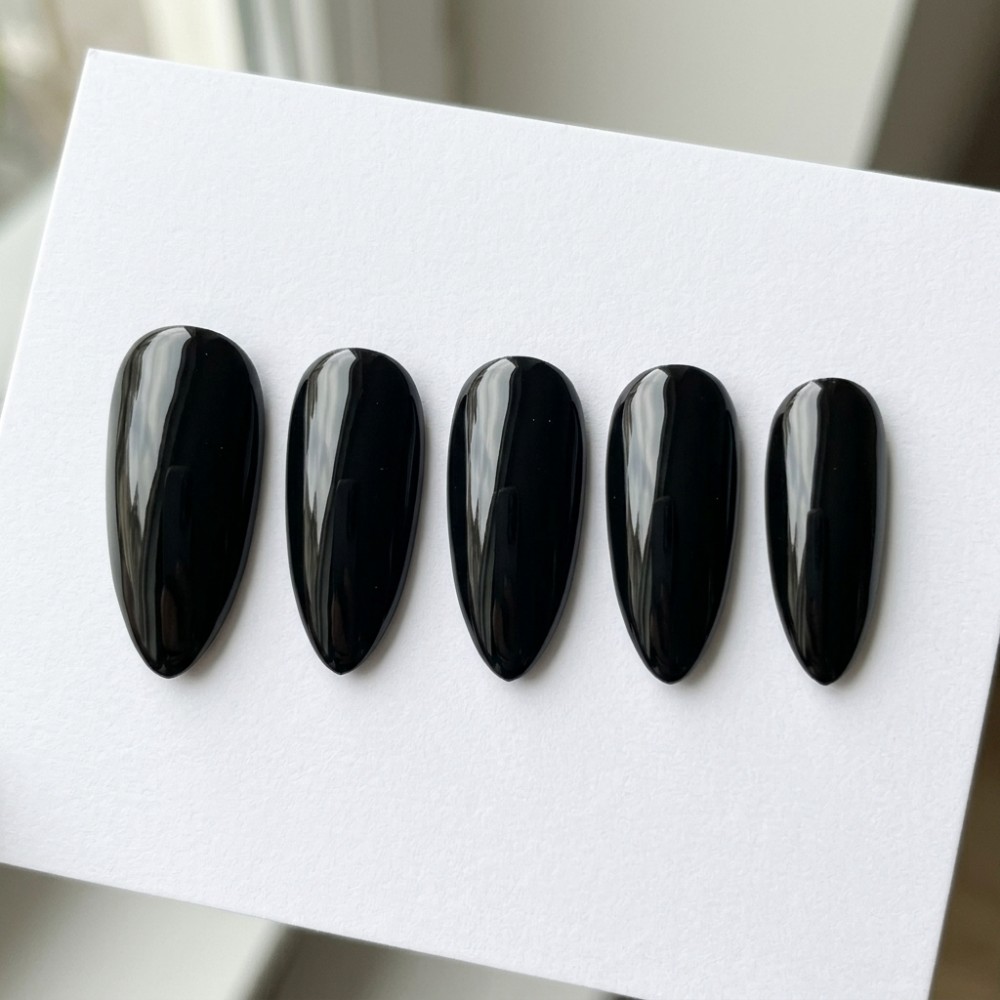 Medium Almond Glossy Black Pre - Nail Art Oval recension och pris